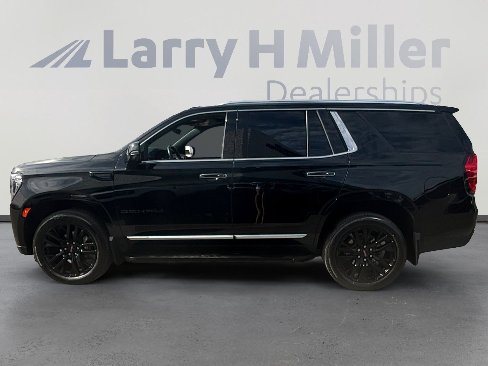 Used 2023 GMC Yukon Denali w/ Advanced Technology Package image 2