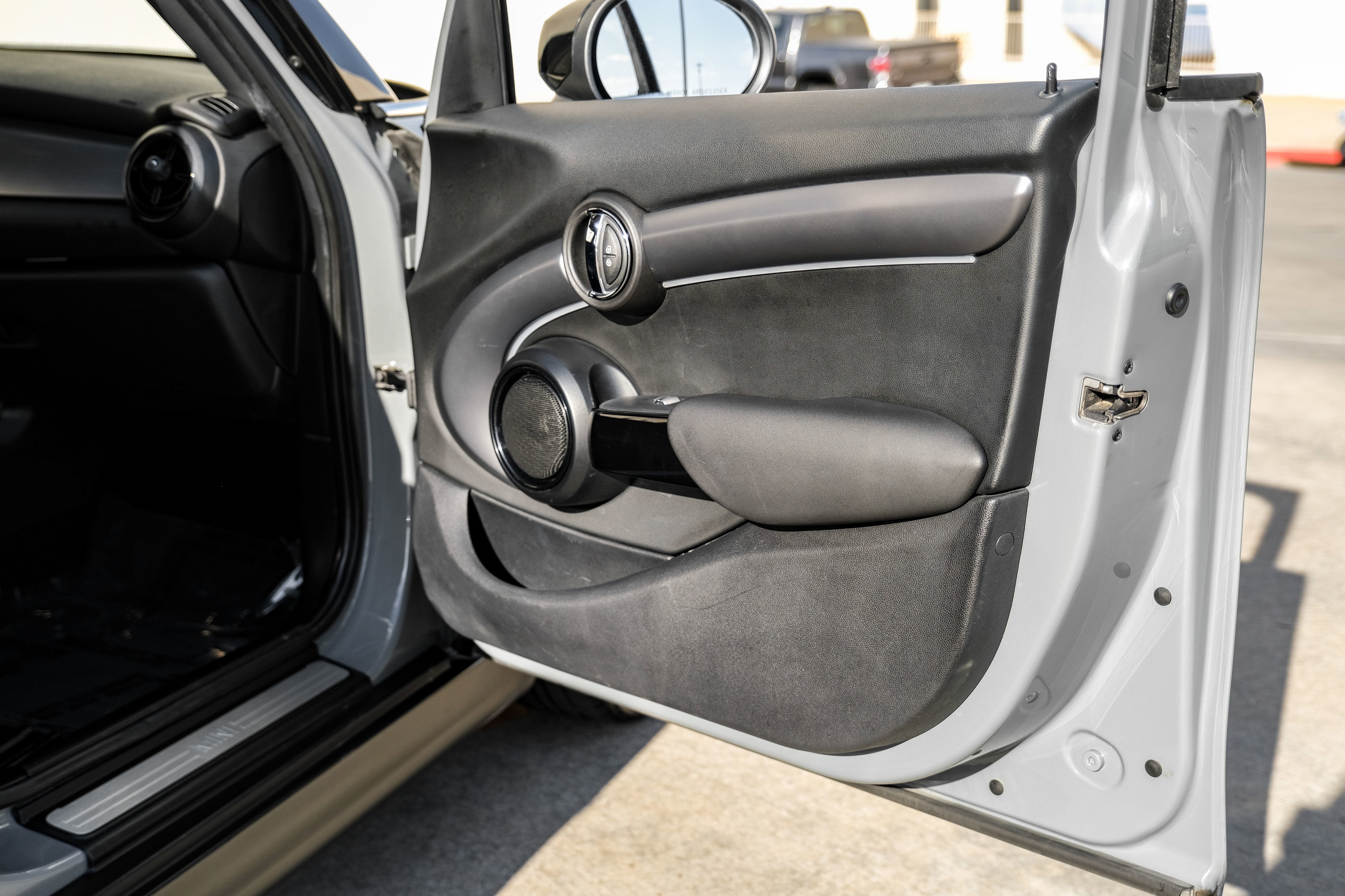 Used 2022 MINI Cooper 4-Door Hardtop w/ Signature Upholstery Package image 41