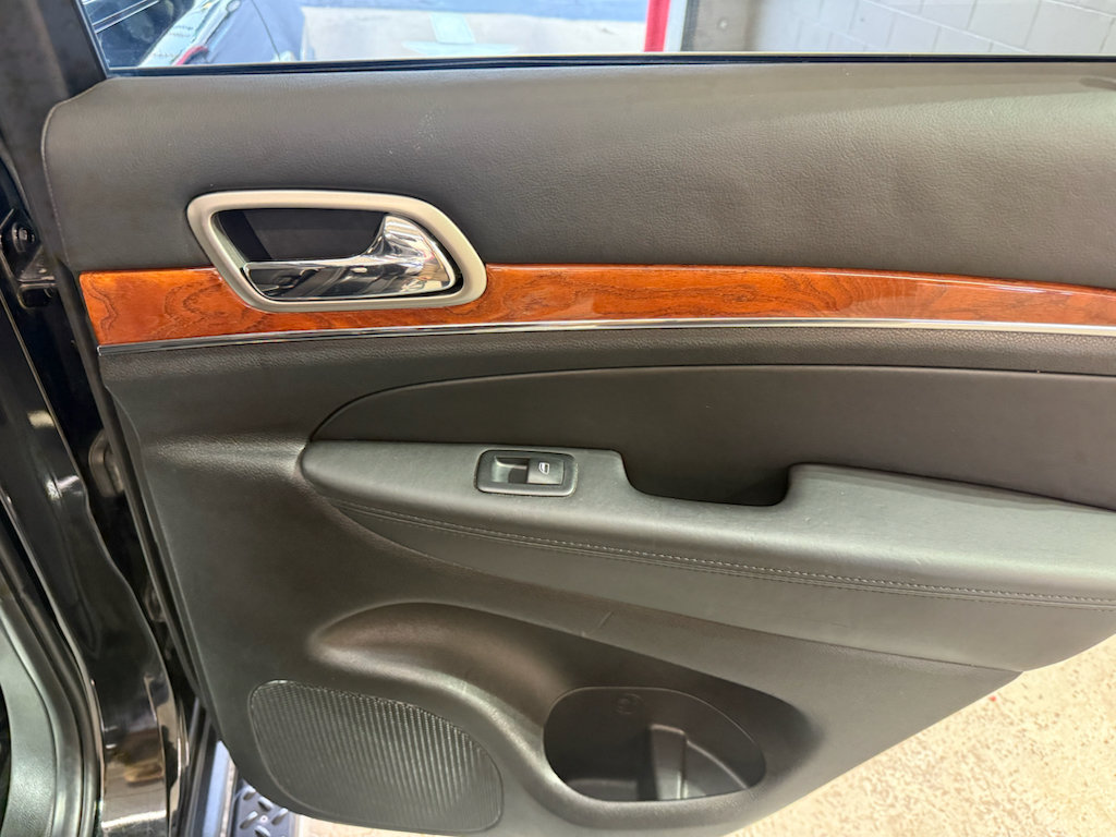 Used 2012 Jeep Grand Cherokee Overland AWD/4WD image 23