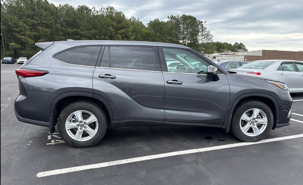 Used 2021 Toyota Highlander L AWD/4WD image 6