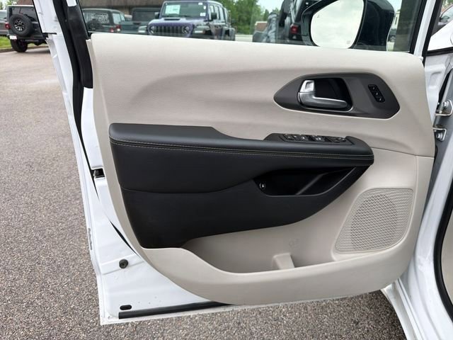 Used 2024 Chrysler Pacifica Limited FWD image 22