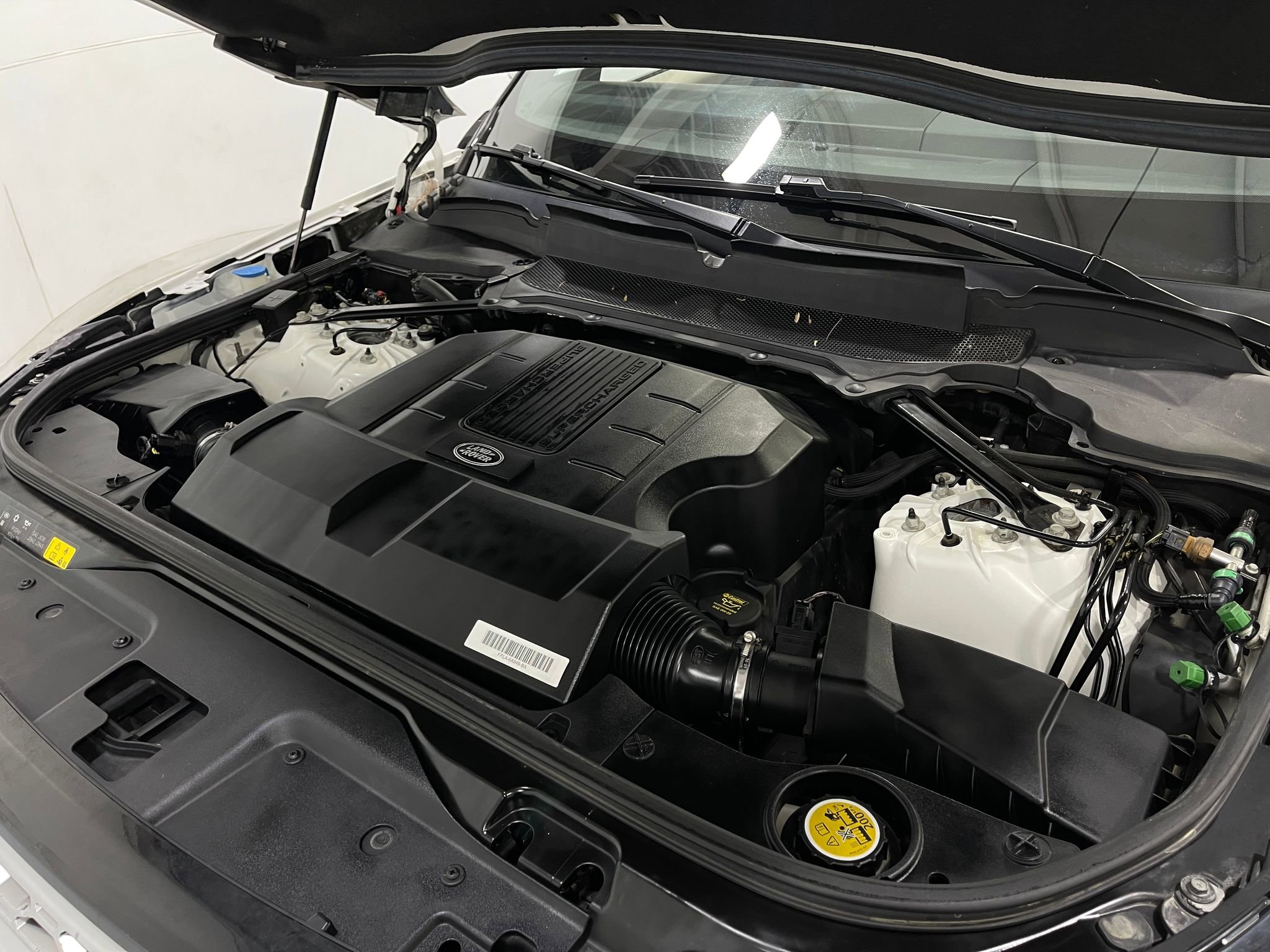 Used 2018 Land Rover Discovery HSE image 28