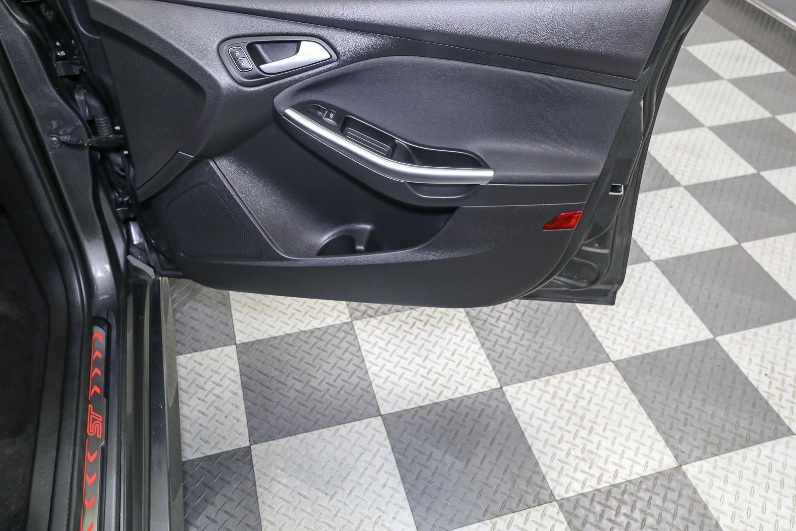 Used 2017 Ford Focus ST FWD image 22