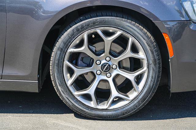 Used 2018 Chrysler 300 S image 9