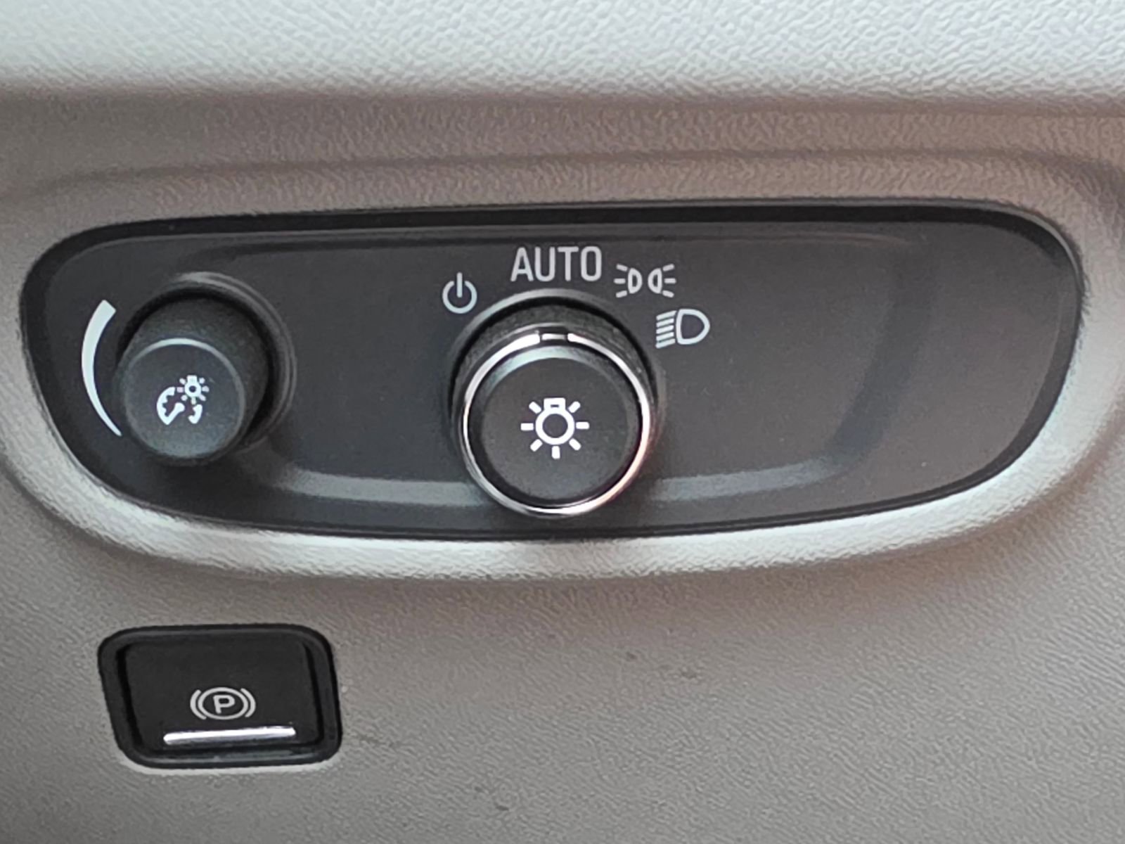 Used 2024 GMC Terrain SLE w/ Driver Convenience Package image 10