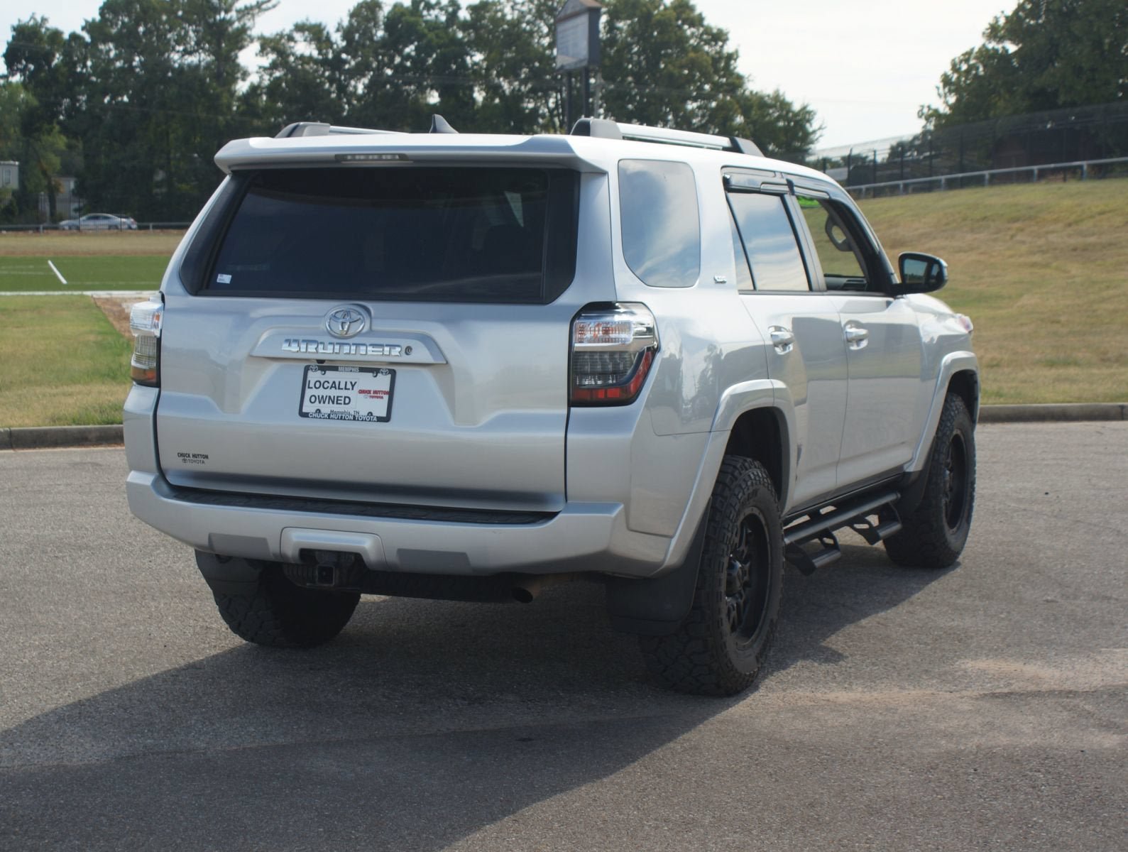 Used 2020 Toyota 4Runner SR5 AWD/4WD image 18