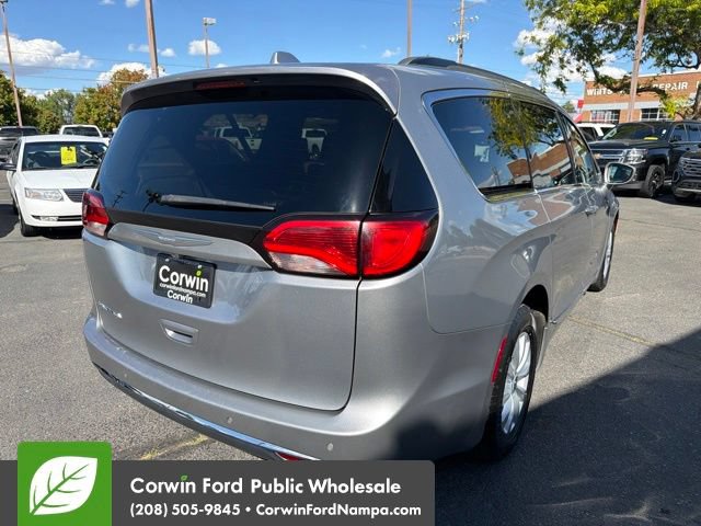 Used 2017 Chrysler Pacifica Touring-L FWD image 5