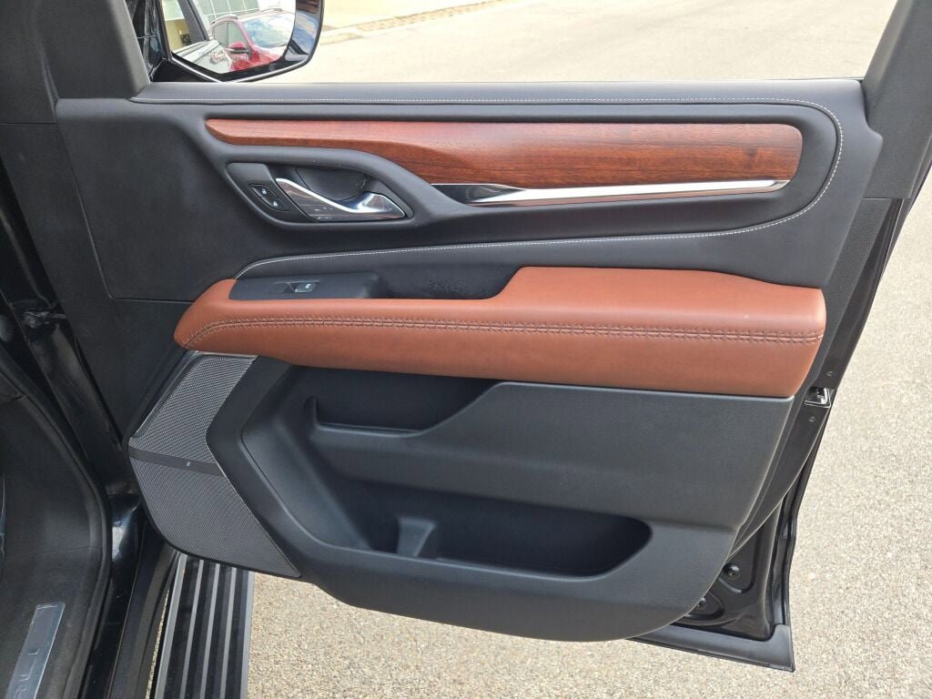 Used 2023 GMC Yukon XL Denali Ultimate image 6