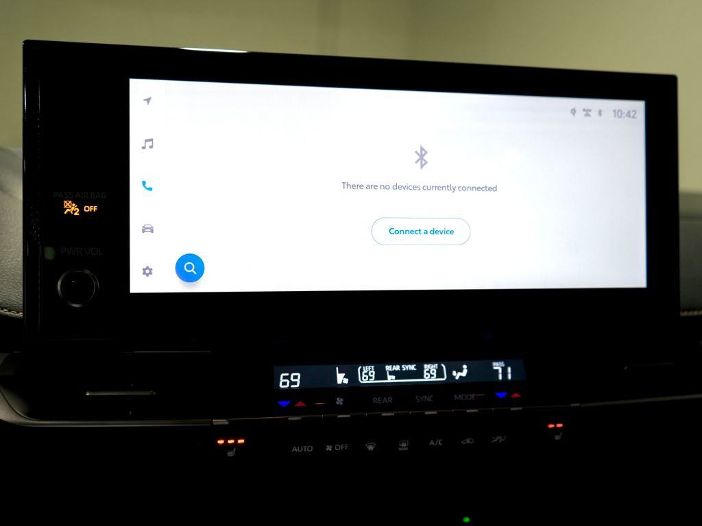 Used 2025 Toyota Sienna XLE Woodland Edition image 20