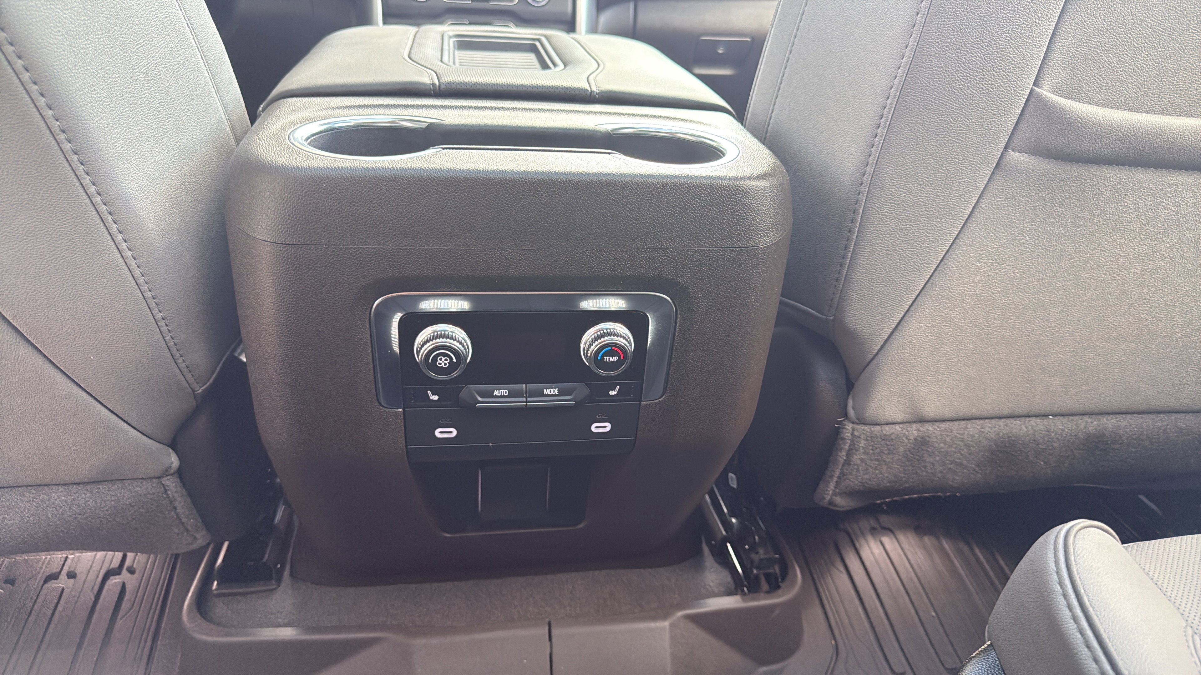 Used 2024 GMC Yukon SLT w/ SLT Premium Package RWD image 27