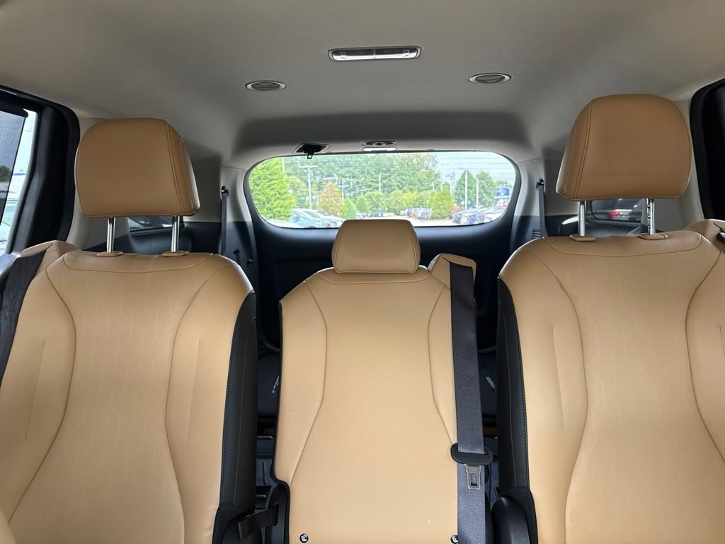 Used 2024 Kia Carnival EX FWD image 13