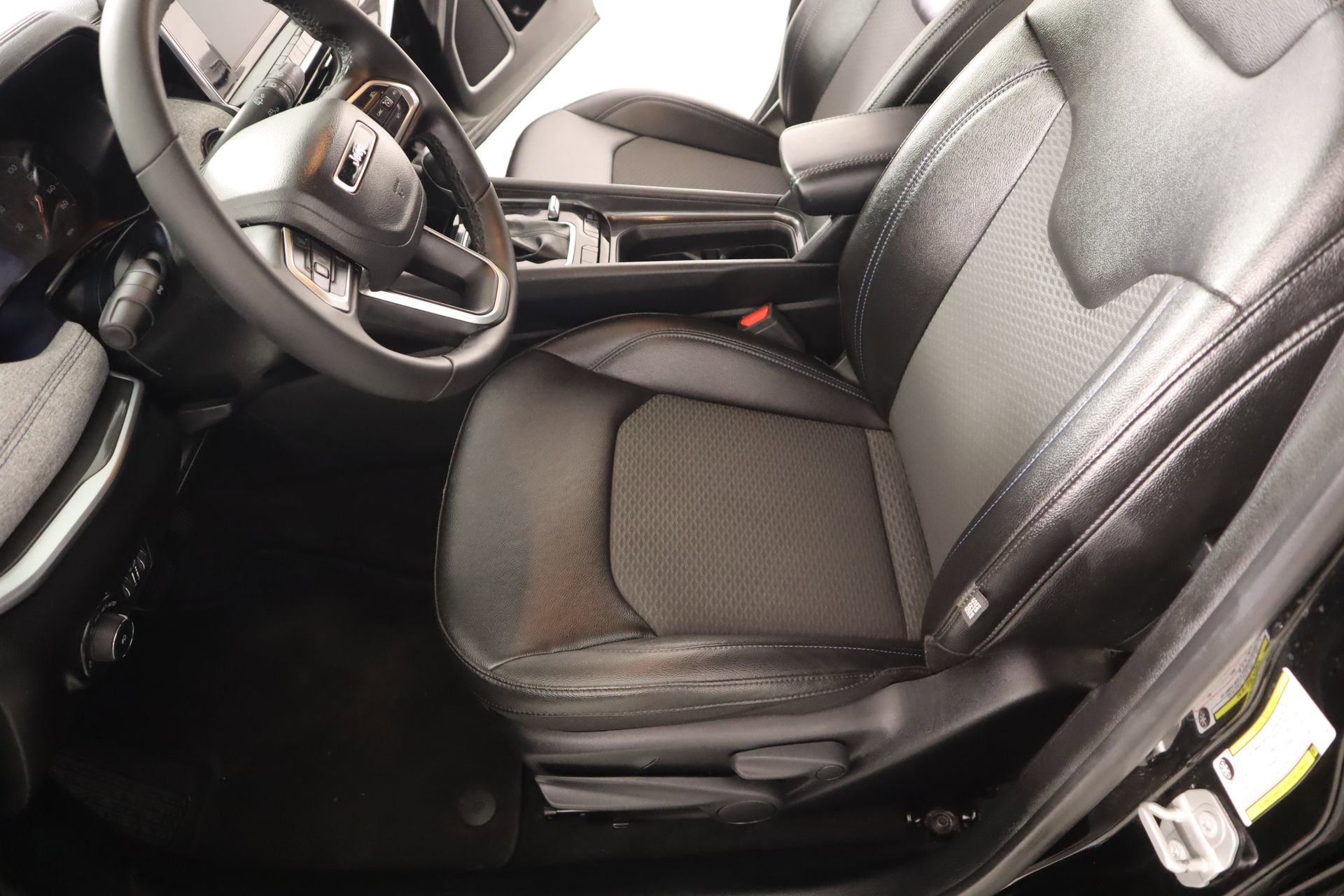 Used 2025 Jeep Compass Latitude image 10