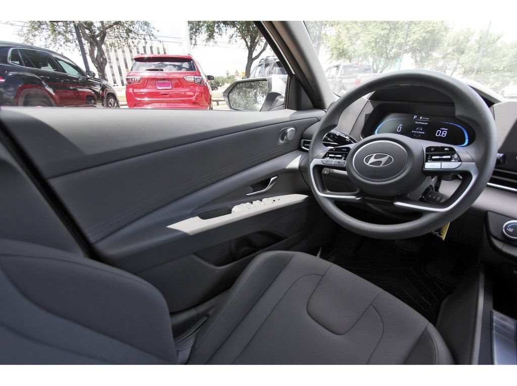 Used 2025 Hyundai Elantra SE FWD image 9