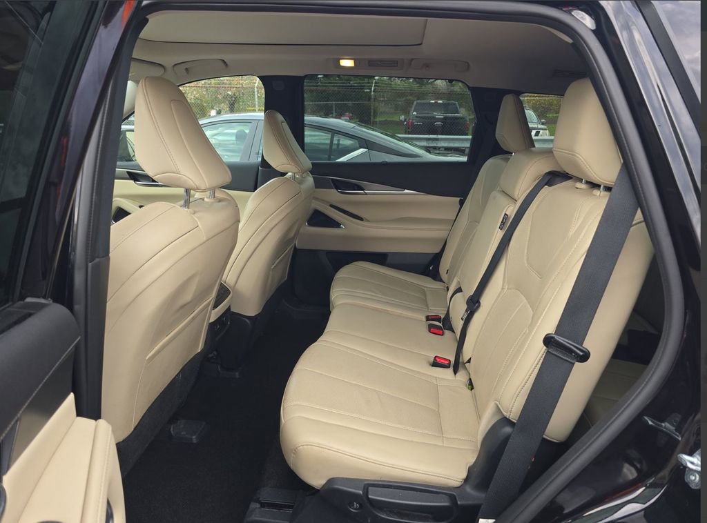 Used 2023 INFINITI QX60 Luxe w/ Performance Audio Package image 8