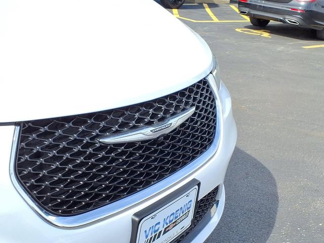Used 2024 Chrysler Pacifica Touring-L FWD image 26