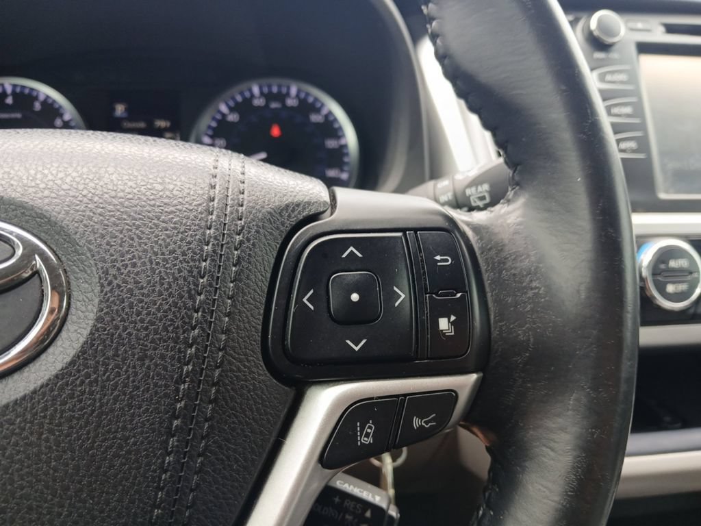 Used 2017 Toyota Highlander Plus FWD image 17