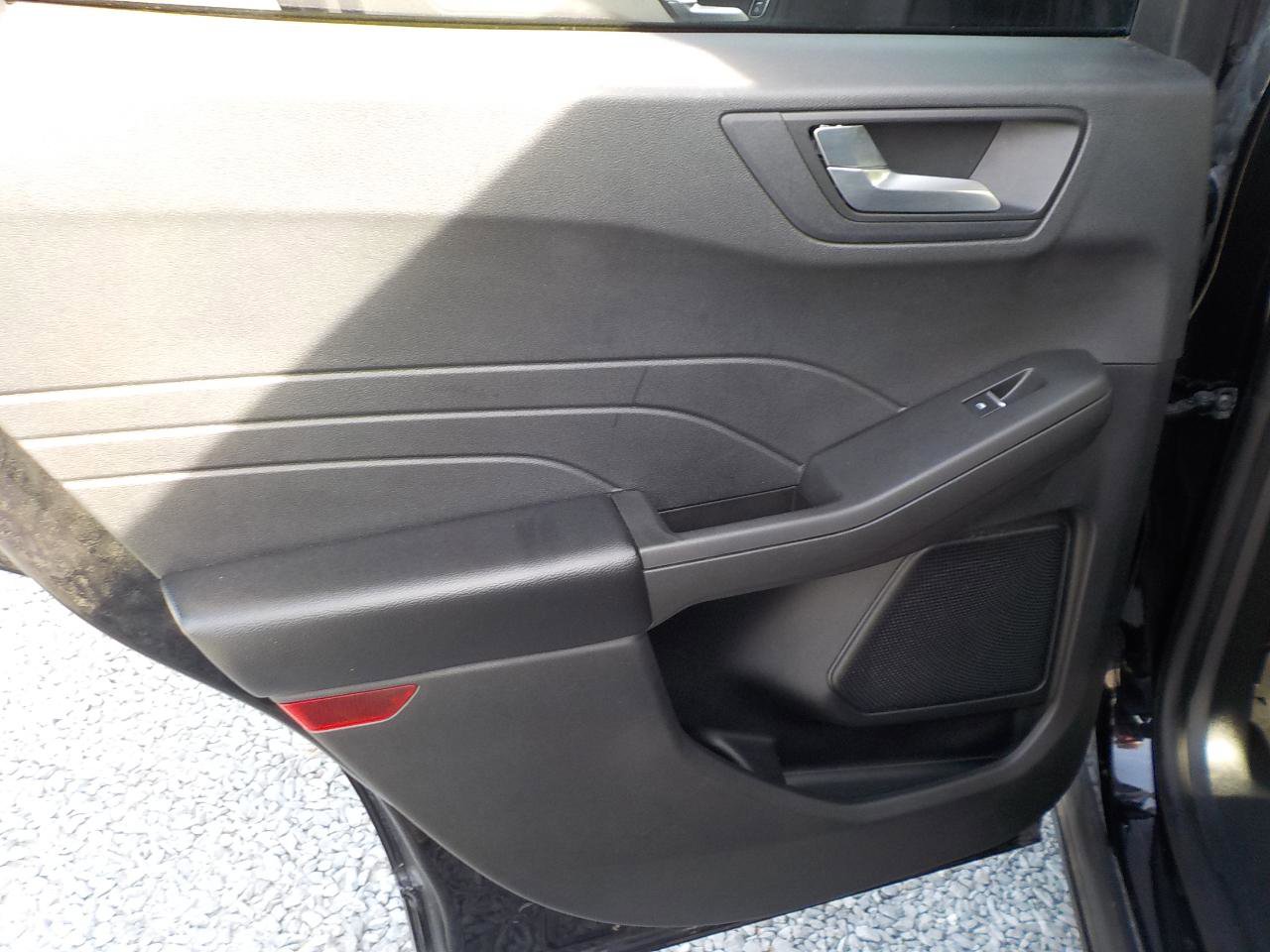 Used 2021 Ford Escape SE w/ SE Sport Appearance Package image 16