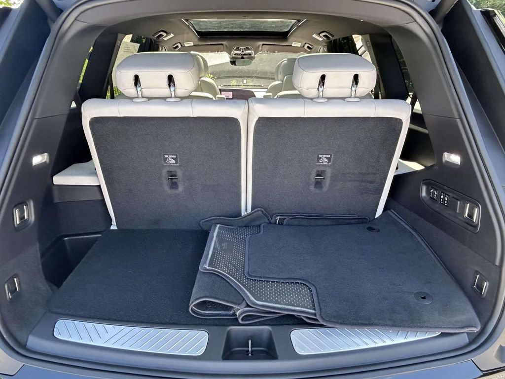 New 2027 Cadillac Vistiq Sport w/ LPO, Floor Liner Package AWD/4WD image 10