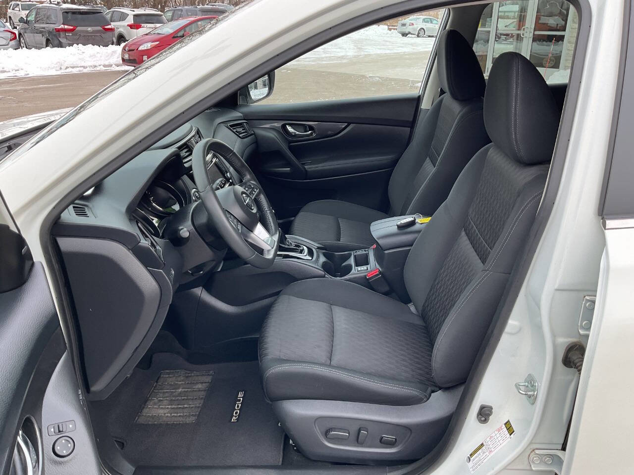 Used 2018 Nissan Rogue SV w/ Premium Package image 13