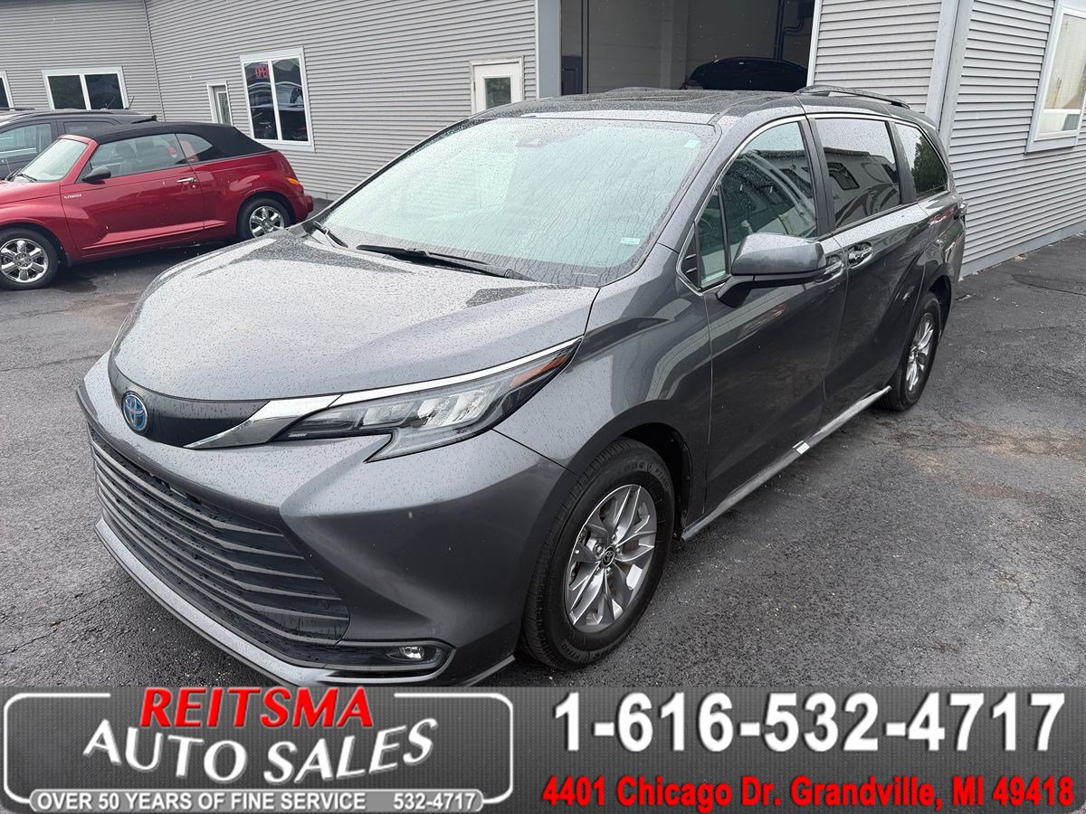 Used 2025 Toyota Sienna XLE FWD image 1