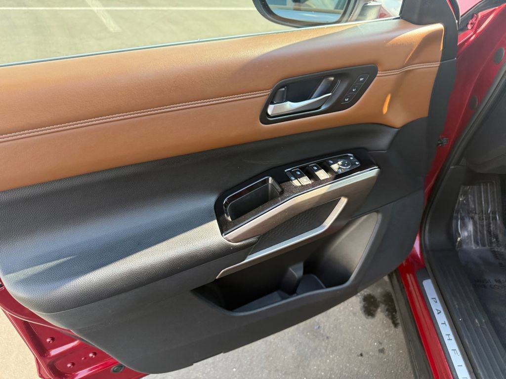Used 2023 Nissan Pathfinder Platinum FWD image 11