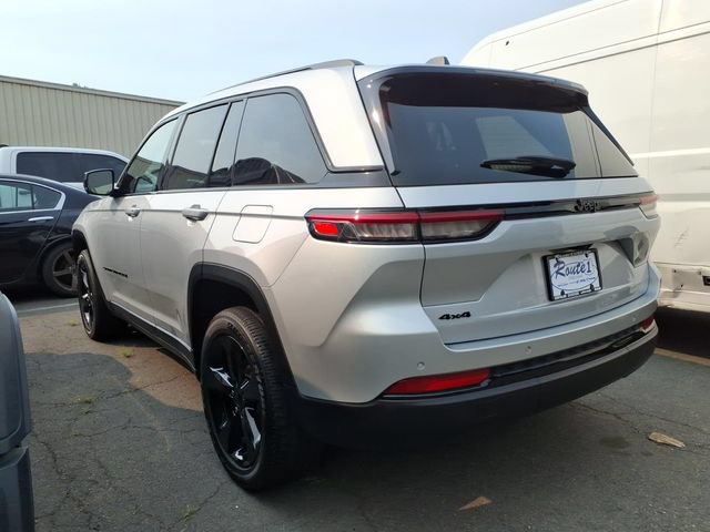 Used 2023 Jeep Grand Cherokee Altitude AWD/4WD image 3
