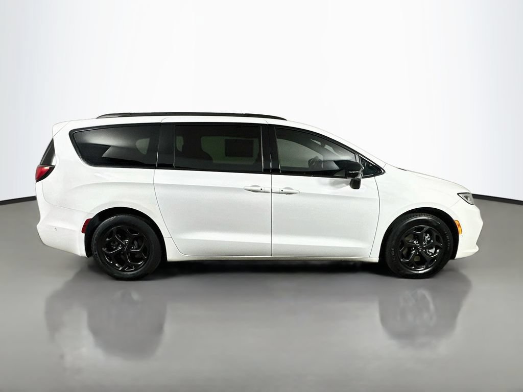 Used 2024 Chrysler Pacifica Premium FWD image 7