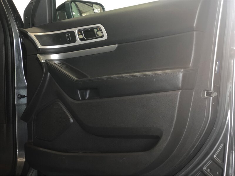 Used 2015 Ford Explorer XLT w/ Equipment Group 202A FWD image 16
