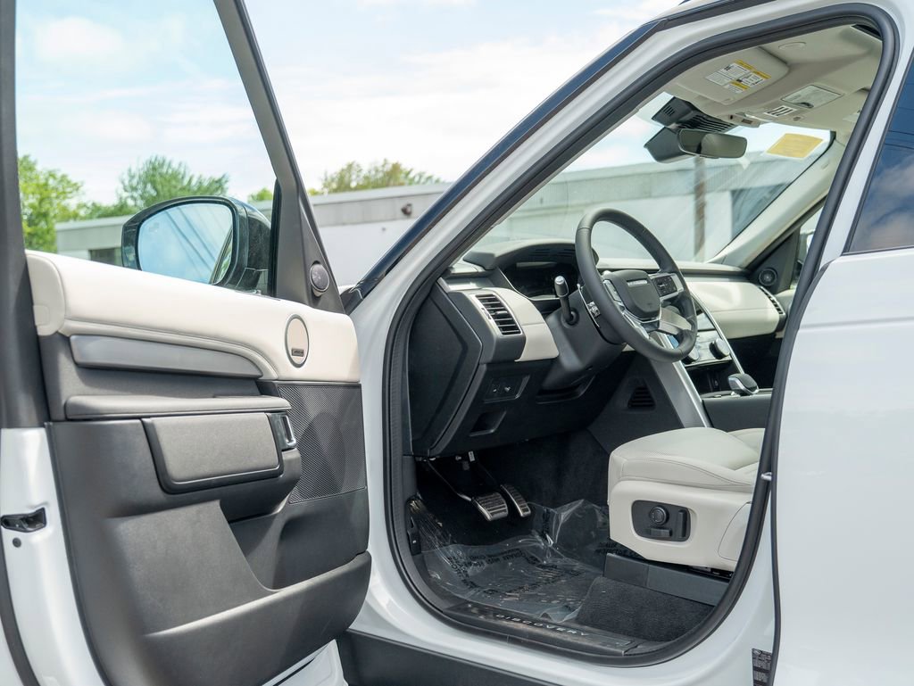 New 2025 Land Rover Discovery Dynamic SE image 10