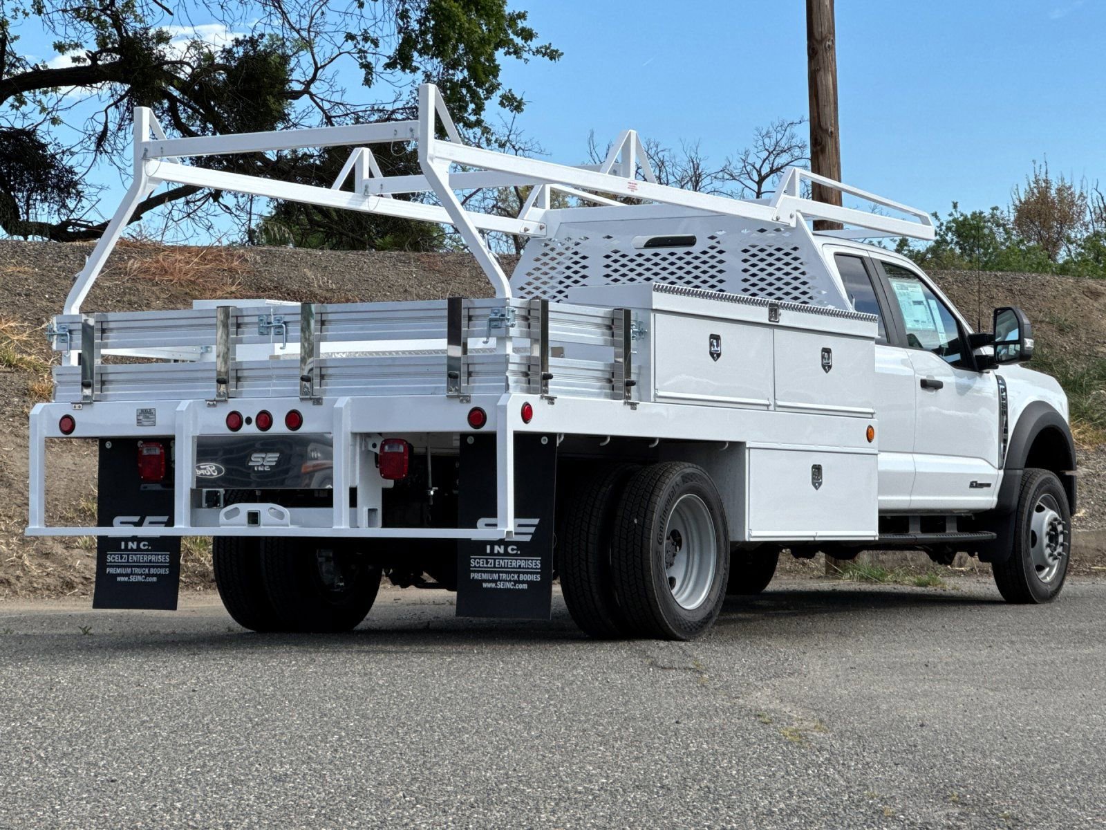 New 2025 Ford F550 4x4 SuperCab Super Duty image 3