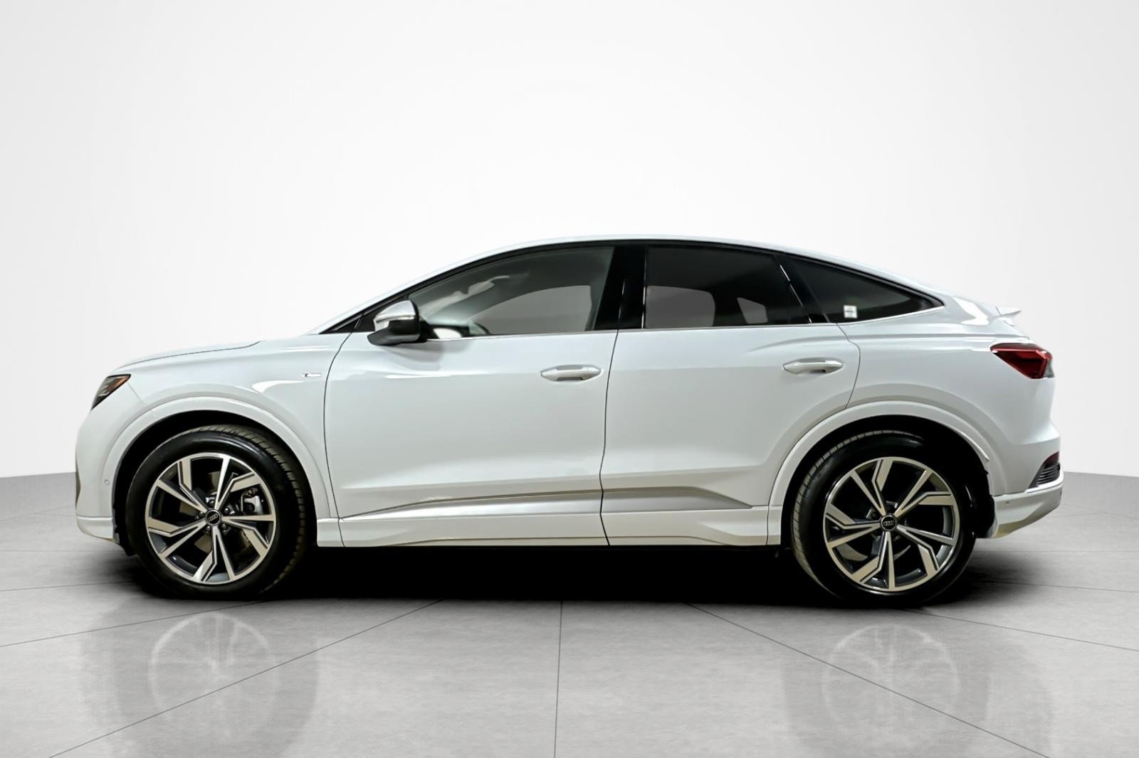 Used 2024 Audi Q4 e-tron Prestige AWD/4WD image 2