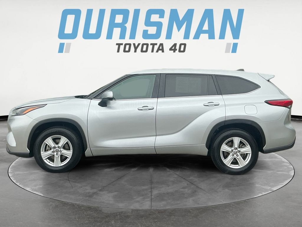 Used 2023 Toyota Highlander LE FWD image 4
