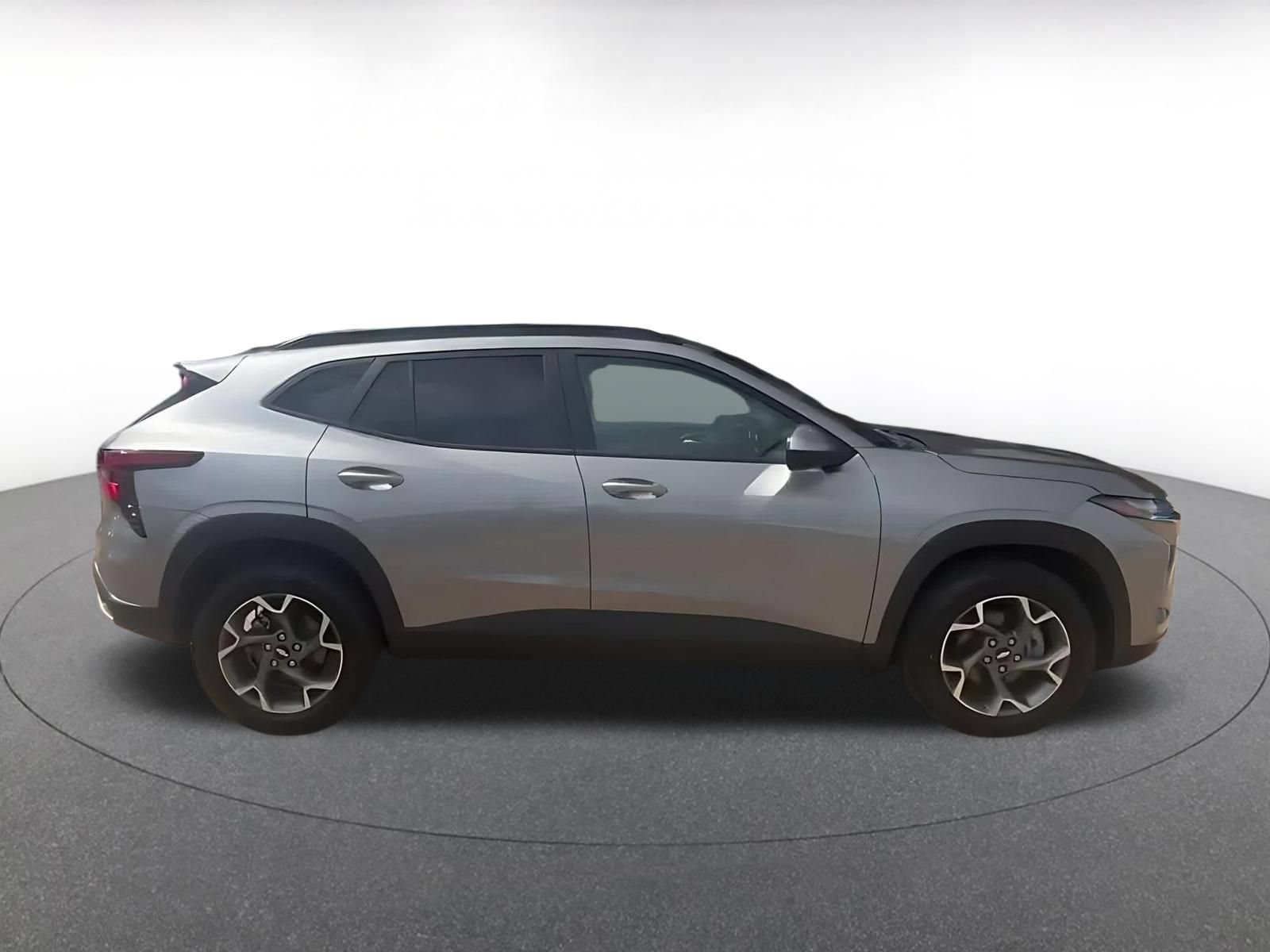 Used 2025 Chevrolet Trax LT FWD image 16