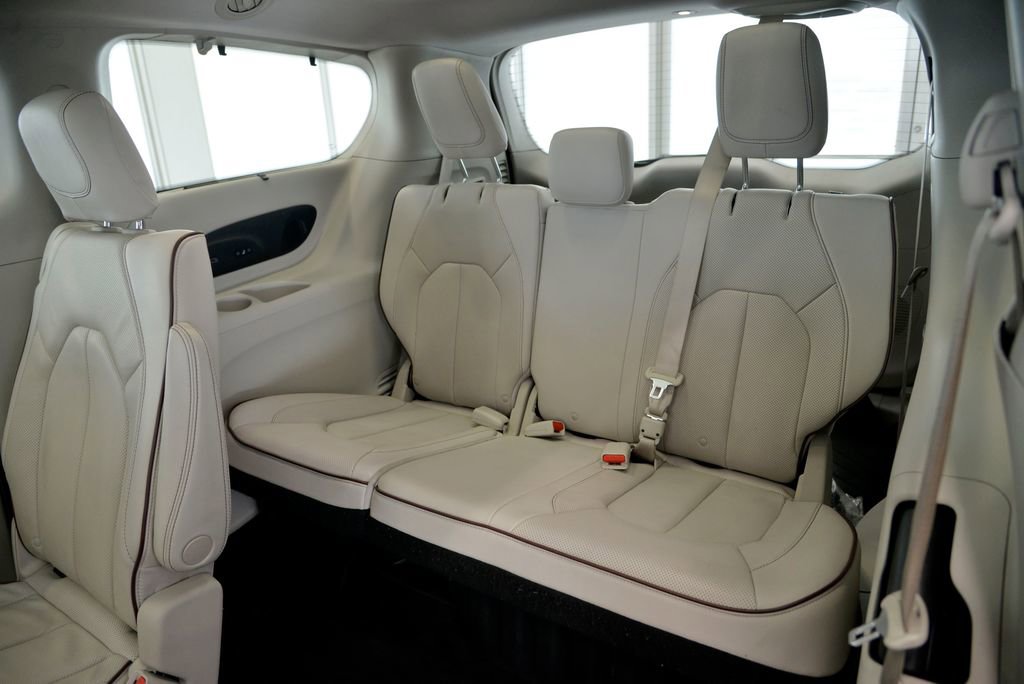 Used 2019 Chrysler Pacifica Limited w/ Advanced Safetytec Group image 32