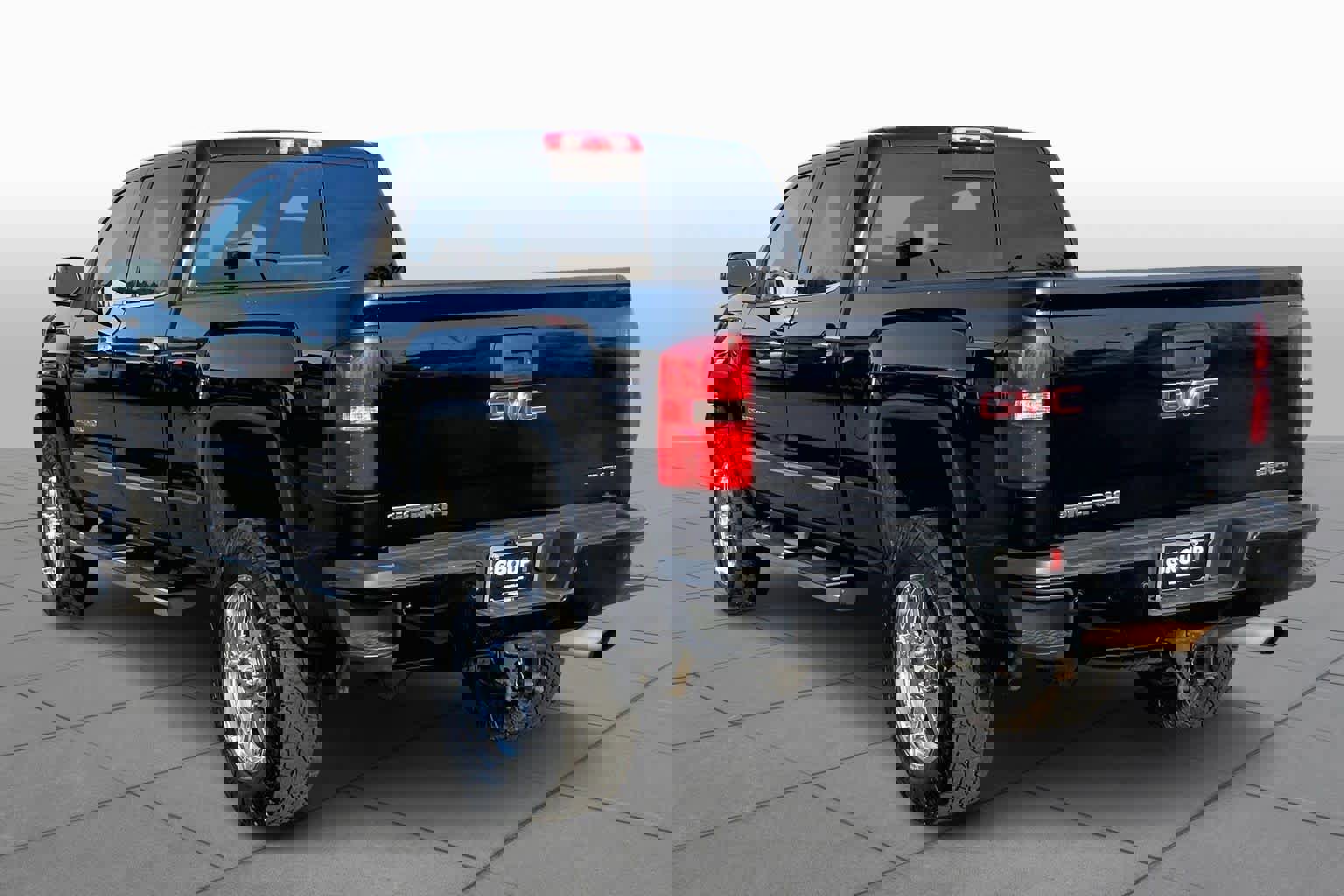 Used 2015 GMC Sierra 2500 Denali w/ Suspension Package, Off-Road image 12