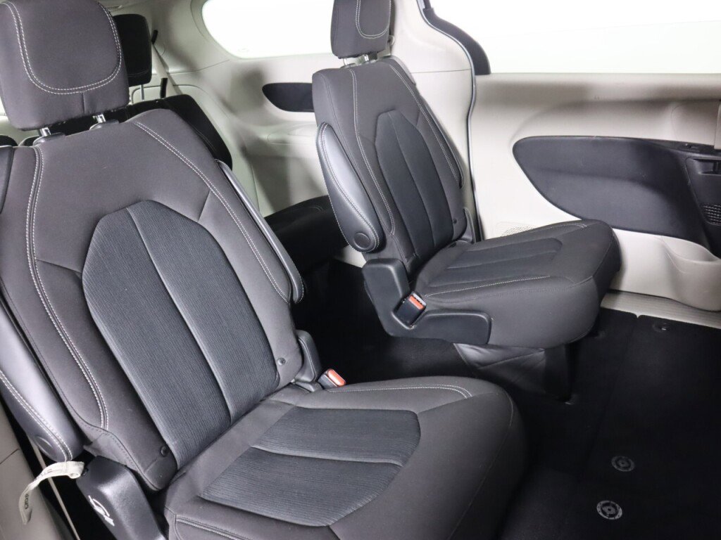 Used 2022 Chrysler Voyager LX image 36