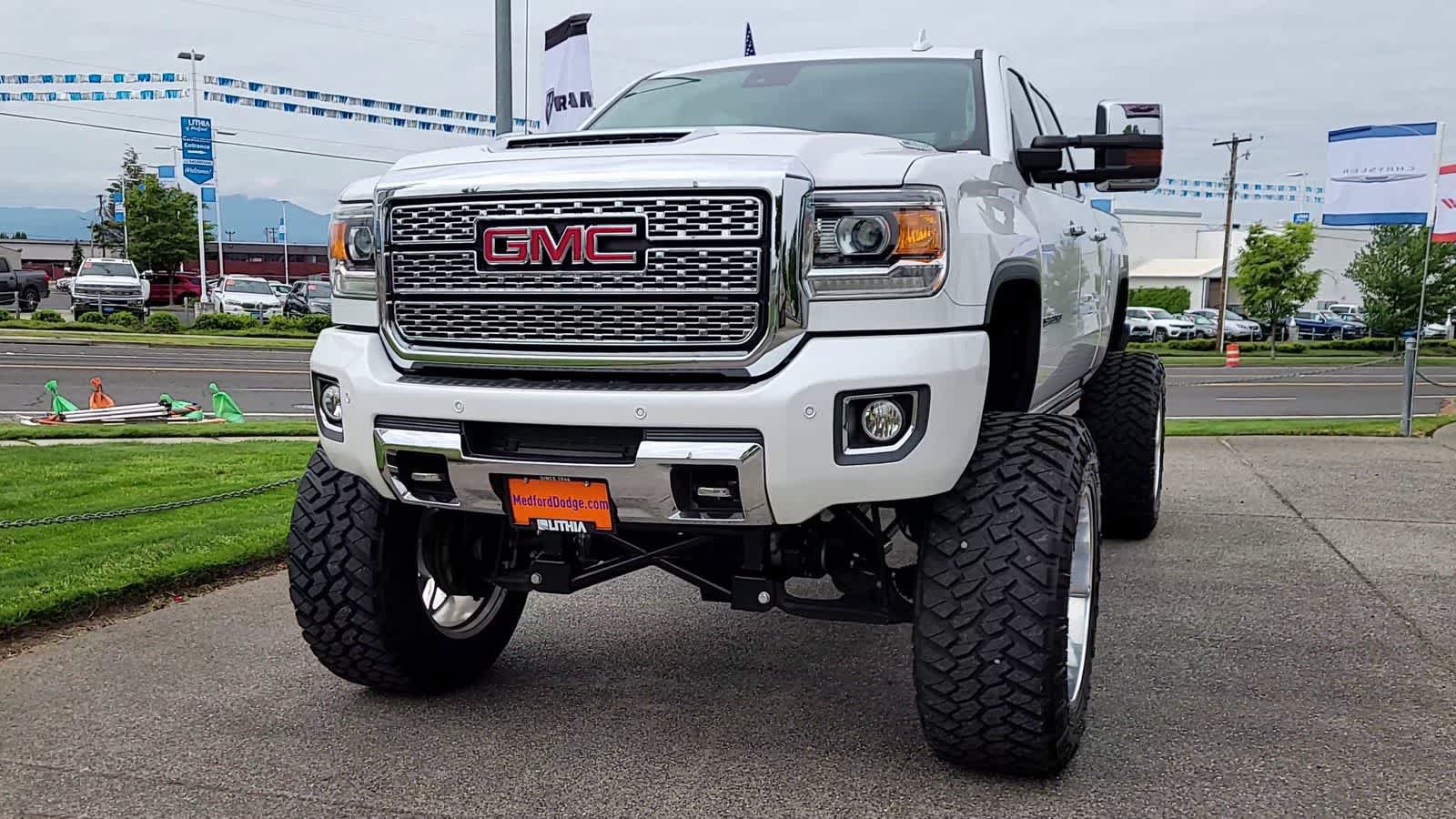Used 2019 GMC Sierra 2500 Denali w/ Duramax Plus Package AWD/4WD image 3