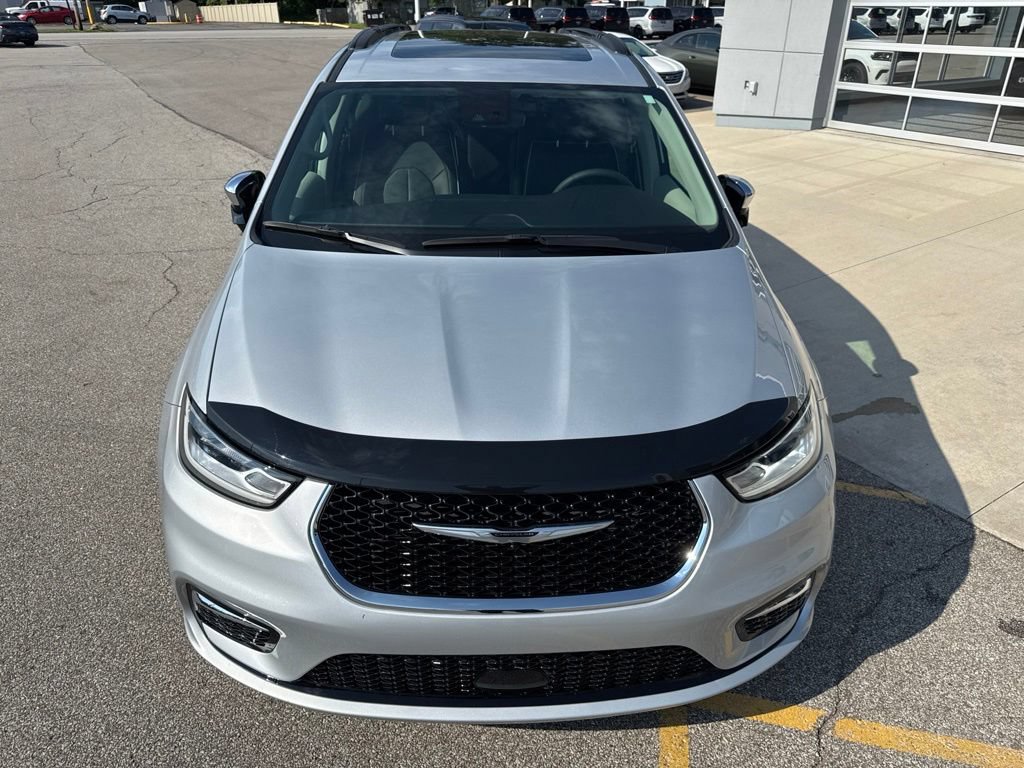Used 2023 Chrysler Pacifica Limited AWD/4WD image 11