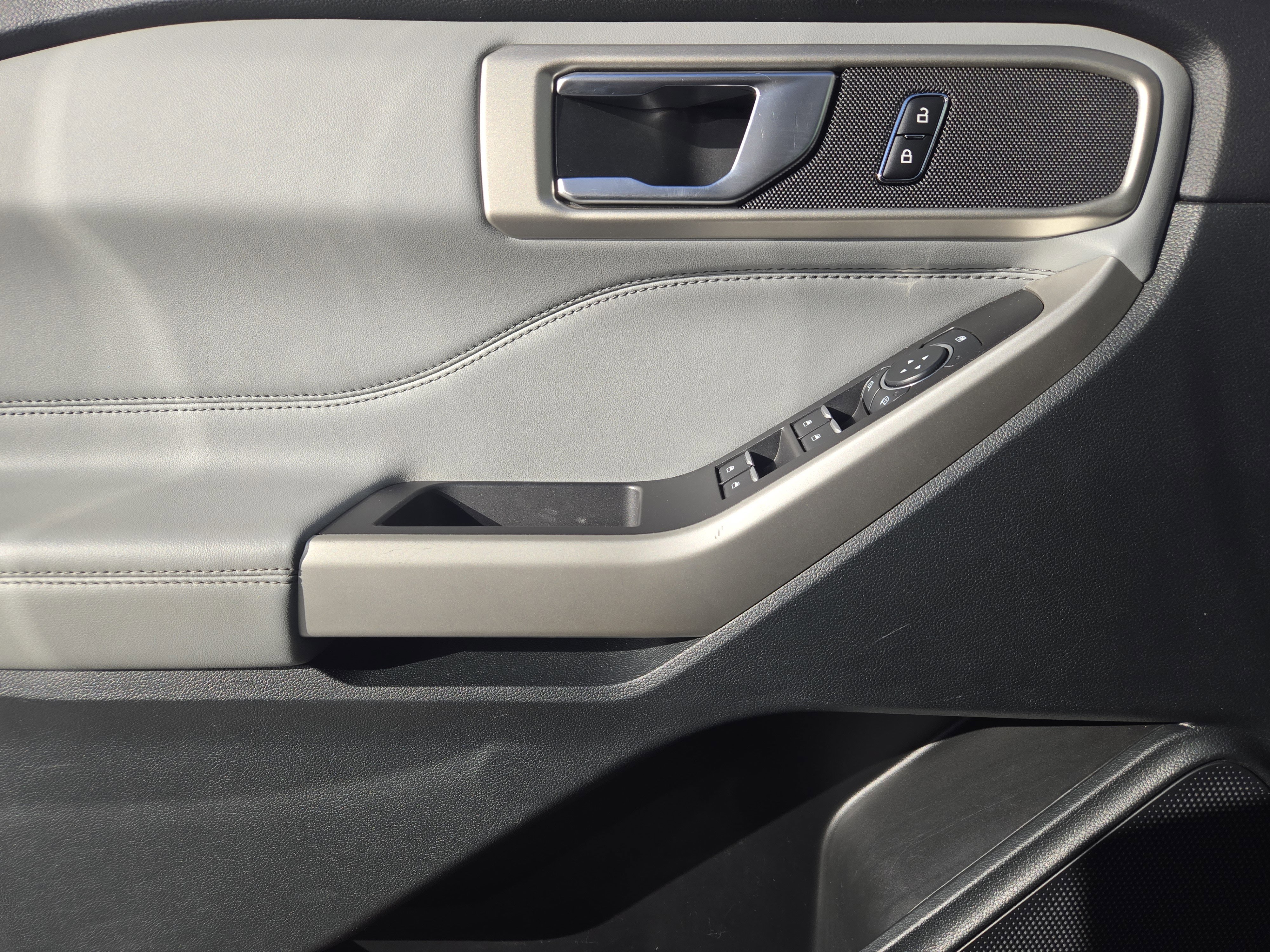 Used 2023 Ford Explorer XLT w/ Equipment Group 202A image 25