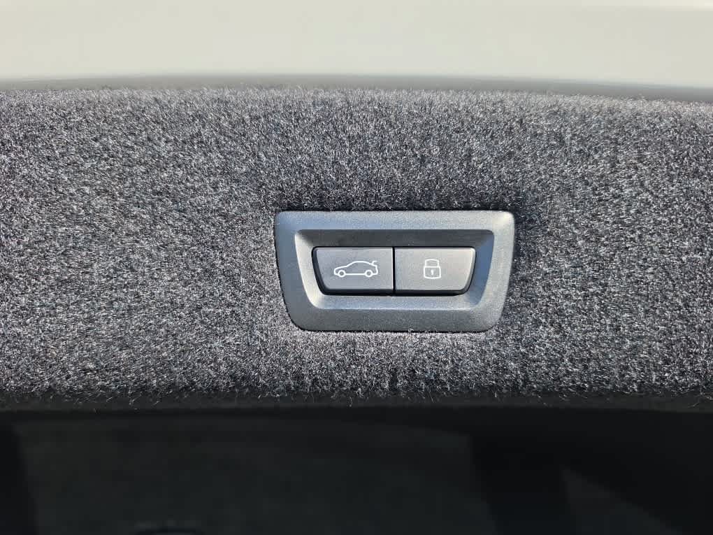 Used 2025 BMW 740i xDrive AWD/4WD image 7