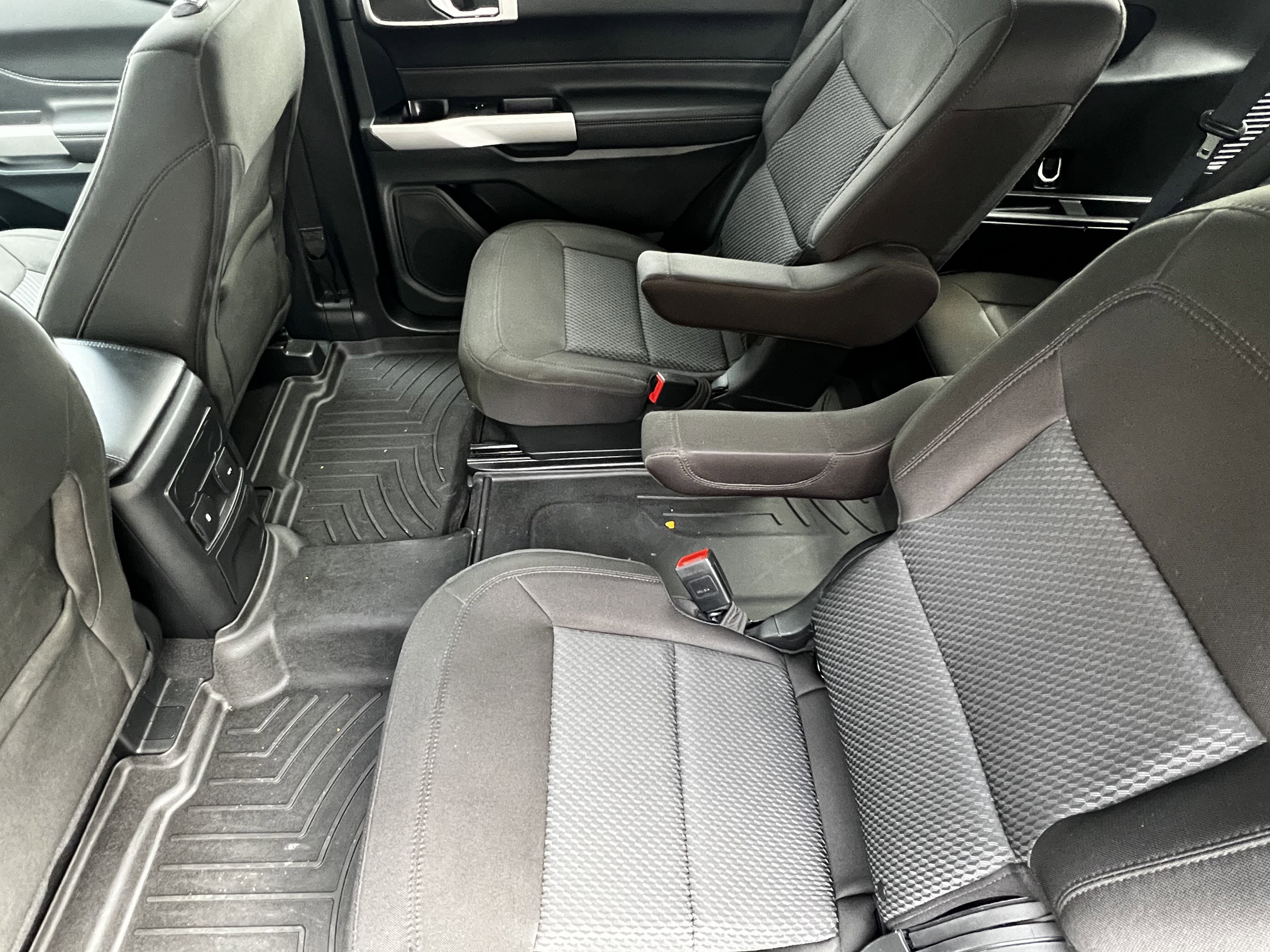 Used 2023 Ford Explorer XLT image 31