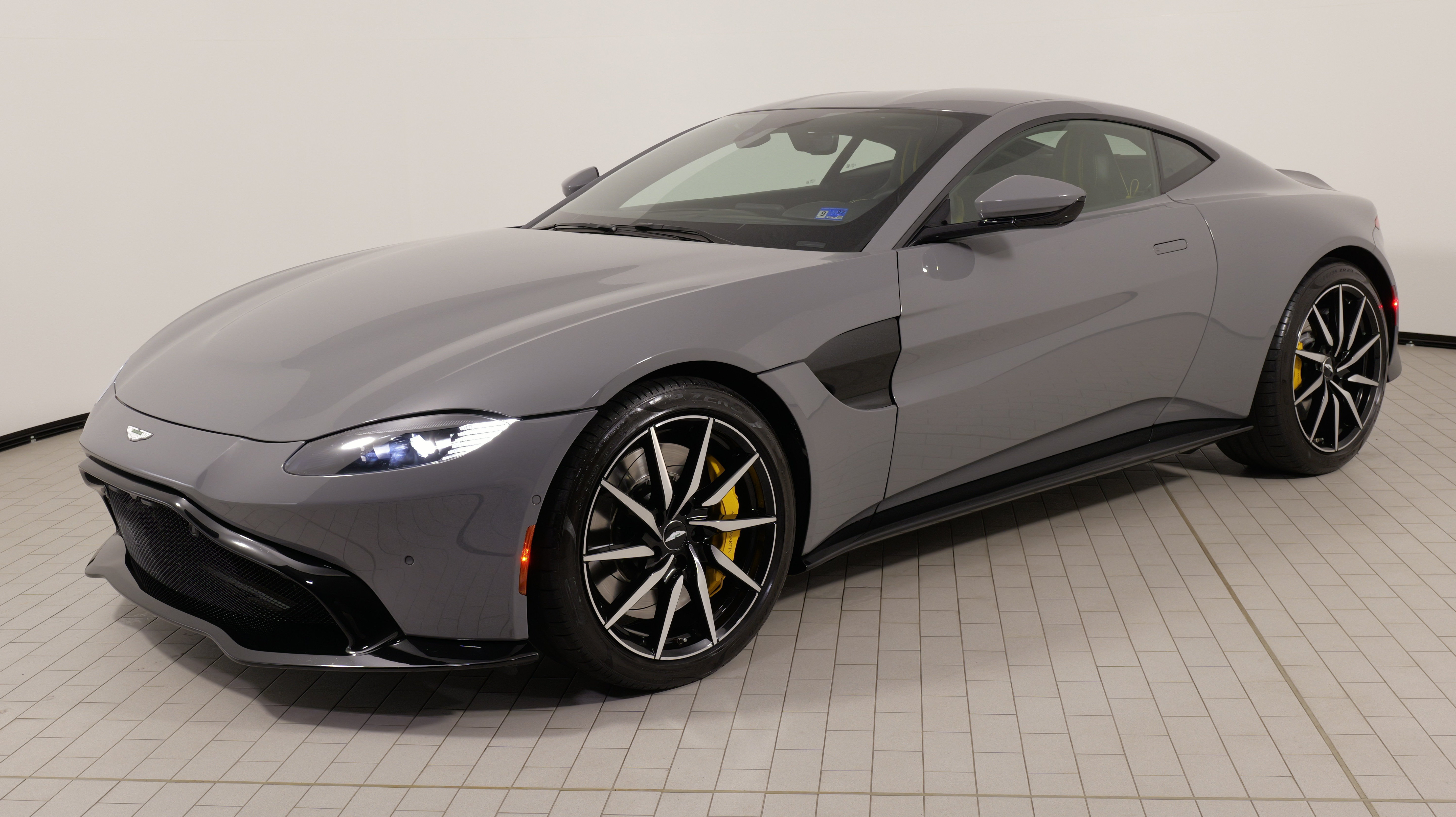 Used 2019 Aston Martin V8 Vantage Coupe RWD image 3