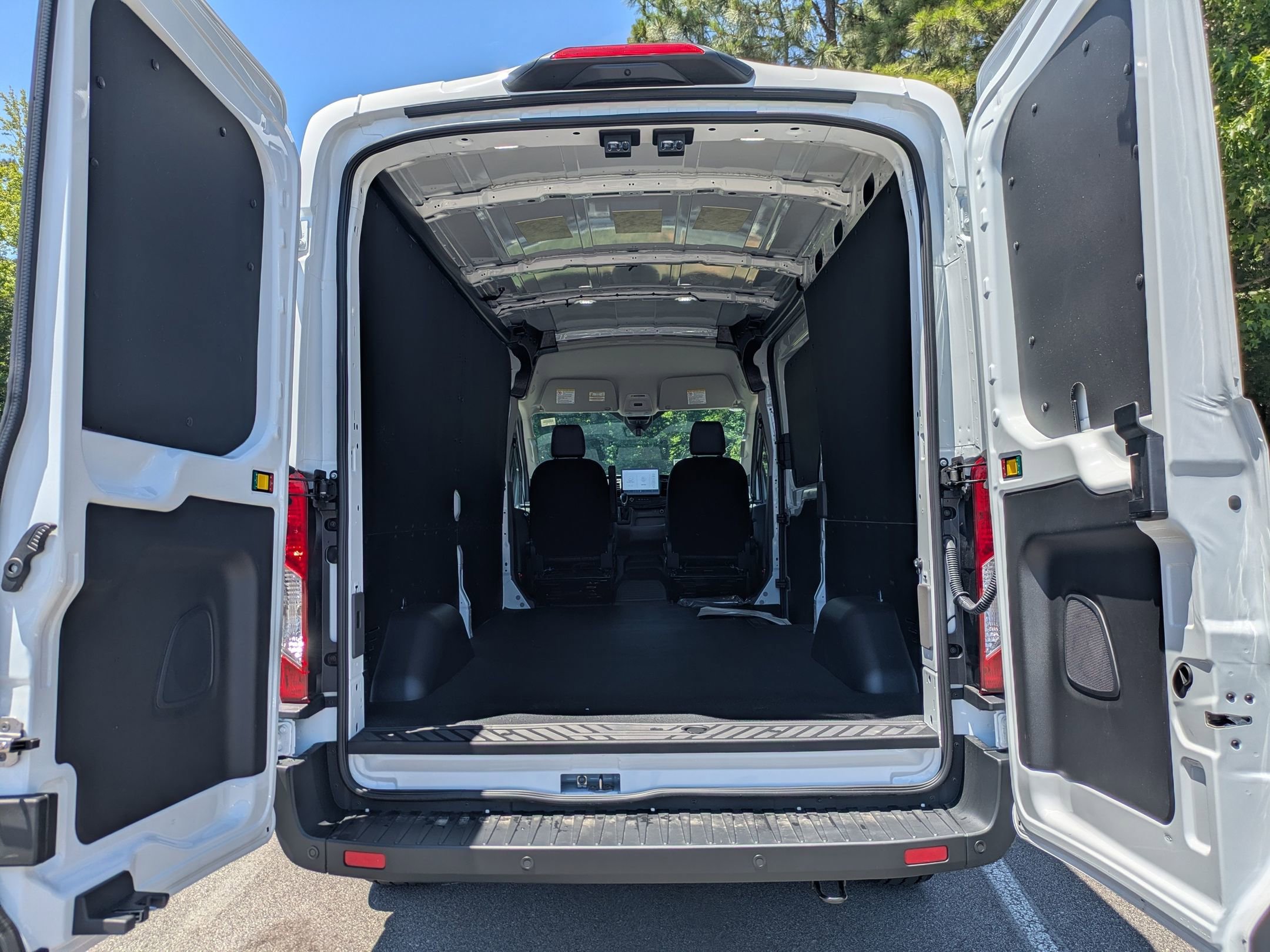 New 2026 Ford Transit 250 148 Medium Roof w/ Load Area Protection Package RWD image 23