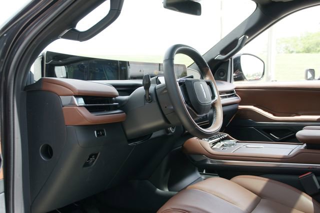 Used 2025 Lincoln Navigator Reserve AWD/4WD image 14