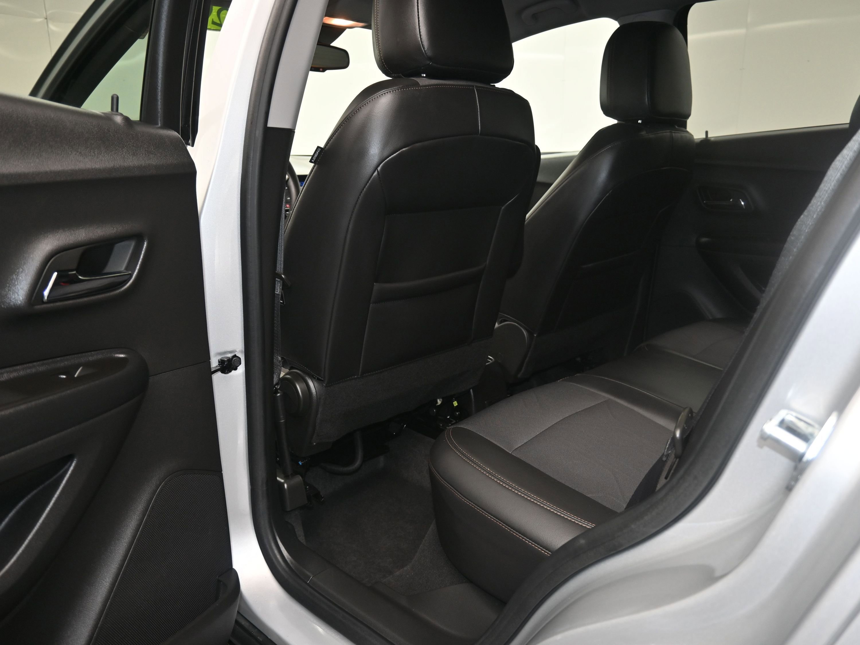 Used 2022 Chevrolet Trax LT w/ LT Convenience Package image 22