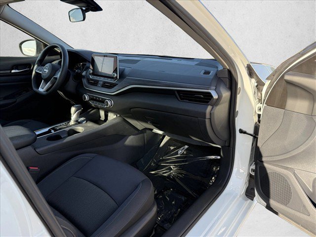 Used 2025 Nissan Altima 2.5 SV FWD image 12
