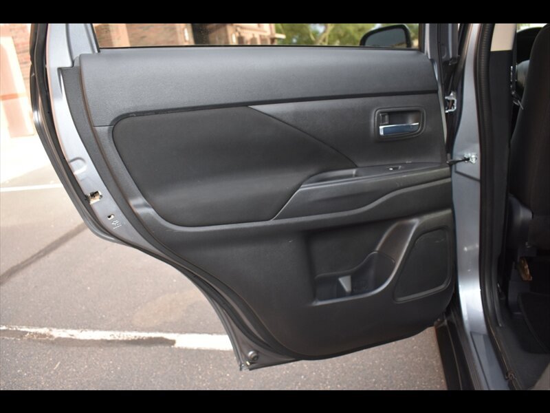 Used 2016 Mitsubishi Outlander SE FWD image 20