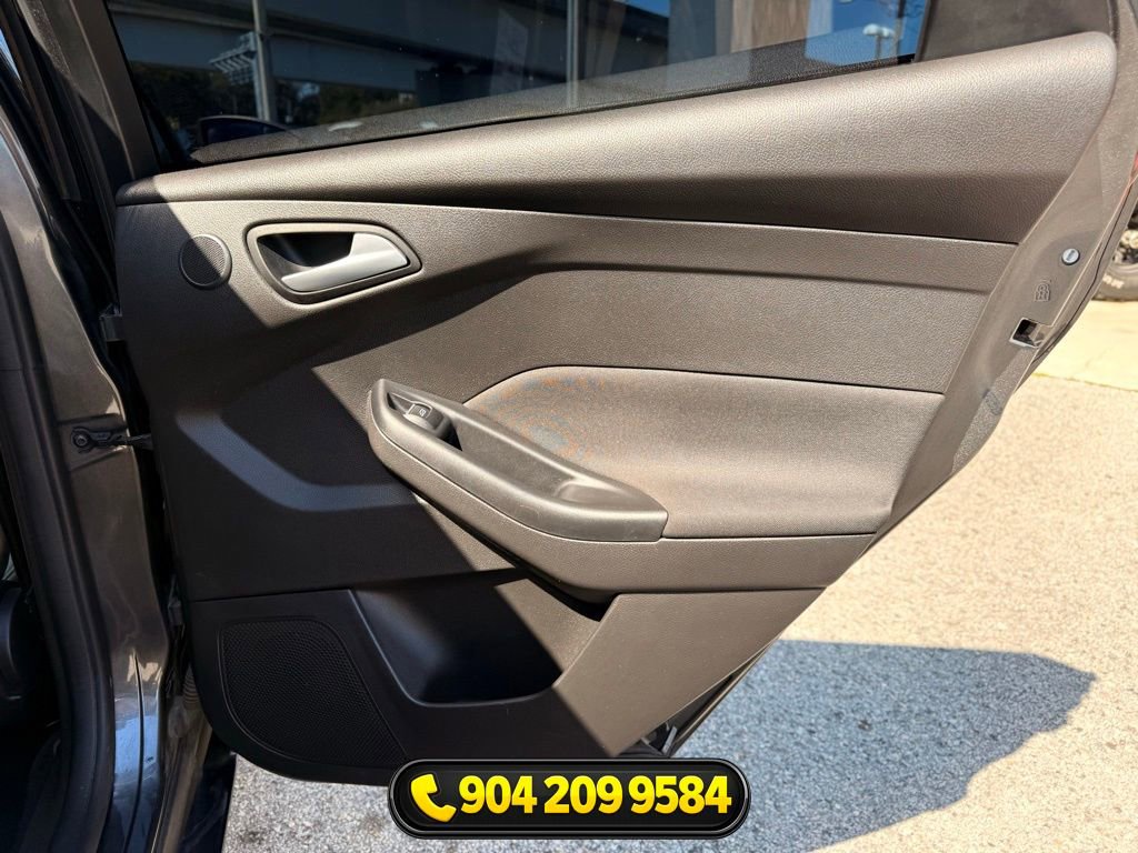 Used 2017 Ford Focus Titanium image 31
