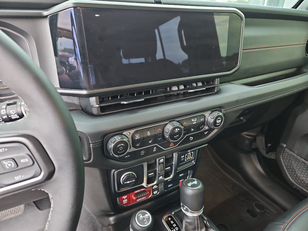 Used 2025 Jeep Wrangler Unlimited Rubicon AWD/4WD image 12