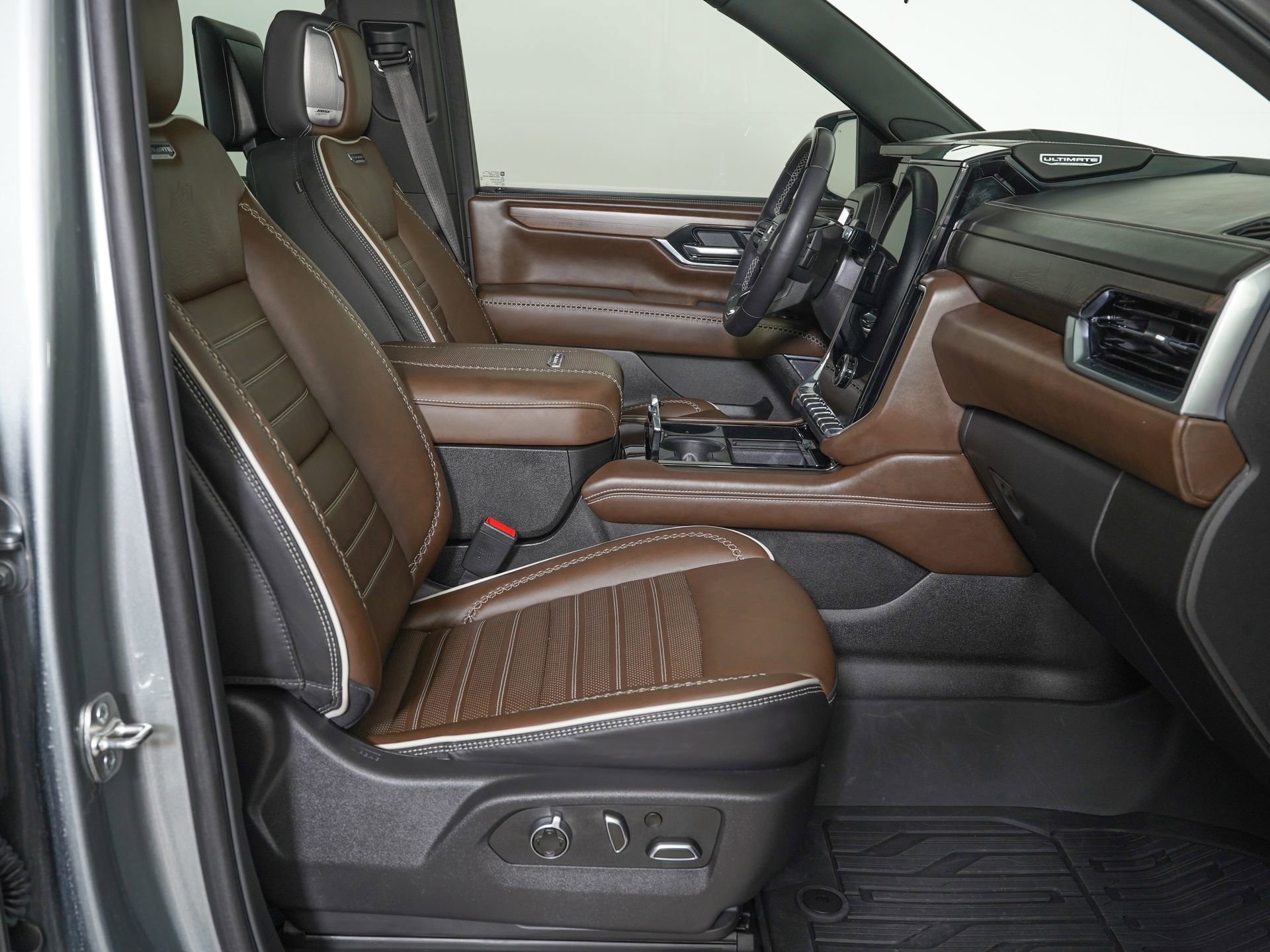 Used 2025 GMC Yukon Denali Ultimate w/ LPO, Floor Liner Package AWD/4WD image 8